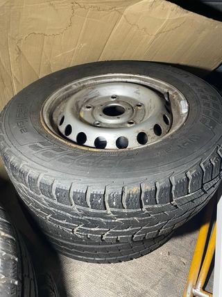 4 Ruedas con Neumáticos