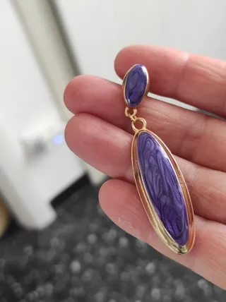 Orecchini pendenti smalto viola base dorata