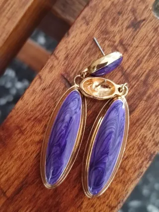 Orecchini pendenti smalto viola base dorata
