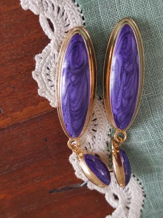 Orecchini pendenti smalto viola base dorata