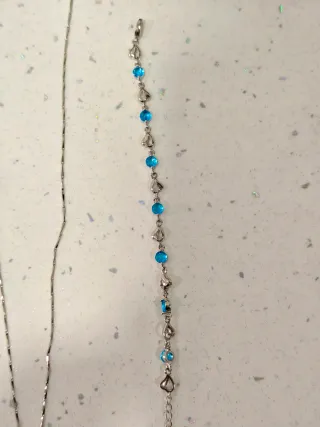 Colgante y pulsera con detalles azules