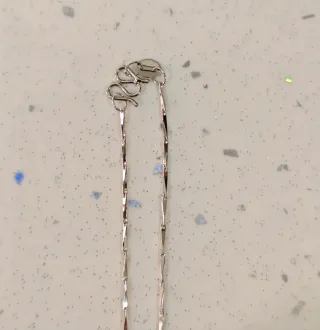 Colgante y pulsera con detalles azules