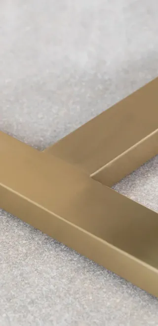 Mesa de comedor cristal y metal dorado