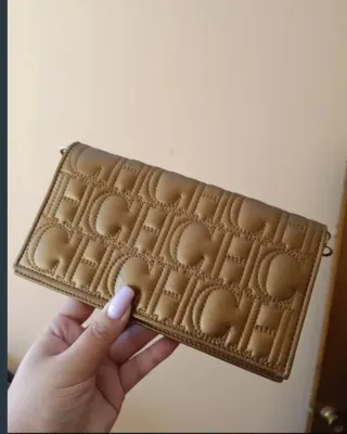 Cartera Carolina Herrera Dorada