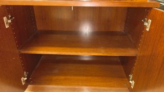 Mueble de madera con puertas. Urge por mudanza.