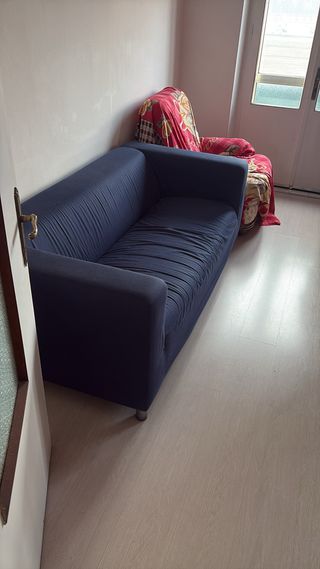 Divano blu in tessuto