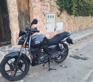 Moto Keeway Naked Negra