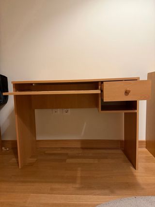 Escritorio de madera con cajón