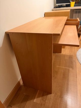 Escritorio de madera con cajón