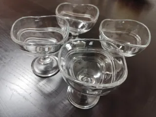 Lote de 4 Majestosas Taças de Sobremesa (Novas)