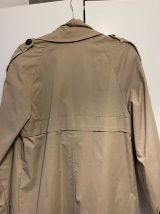 Gabardina beige estilo trench