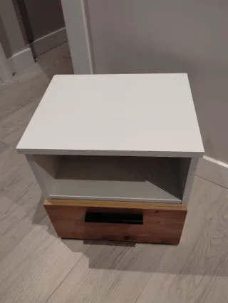 Mesita - estantería de madera.