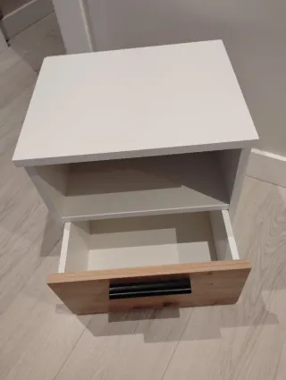 Mesita - estantería de madera.