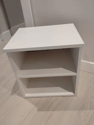 Mesita - estantería de madera.