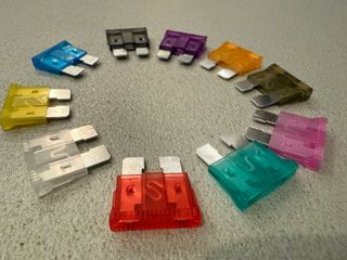 Kit 10 Fusibili Auto a Lama – Tutti gli Amperaggi