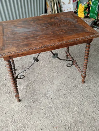 Mesa antigua madera patas torneadas