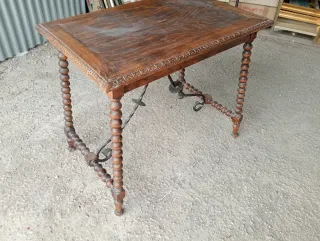 Mesa antigua madera patas torneadas