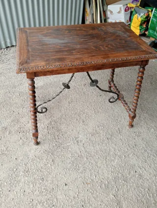 Mesa antigua madera patas torneadas