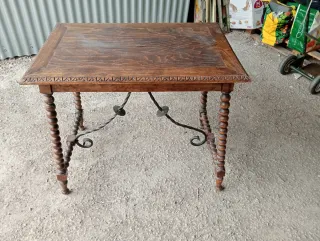 Mesa antigua madera patas torneadas