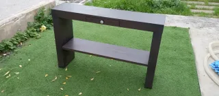 Mueble recibidor de madera oscuro