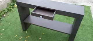 Mueble recibidor de madera oscuro