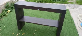 Mueble recibidor de madera oscuro