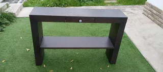 Mueble recibidor de madera oscuro