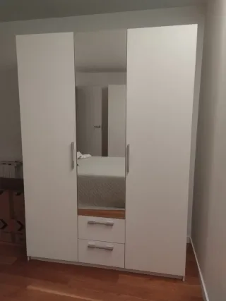 Armario ropero blanco con espejo