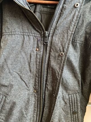 Abrigo gris con capucha