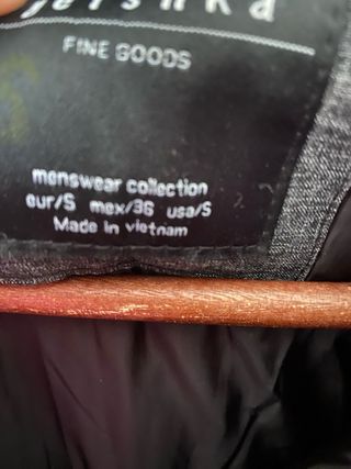 Abrigo gris con capucha