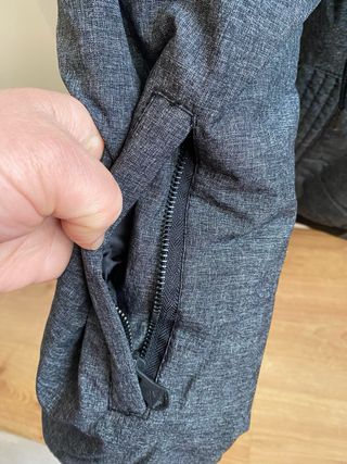 Abrigo gris con capucha