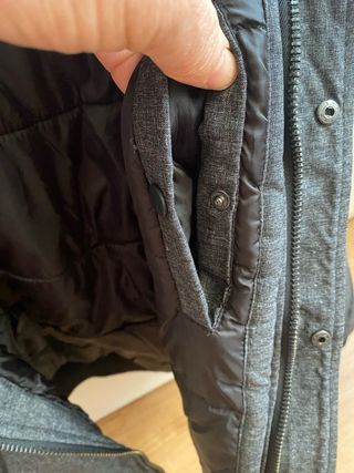 Abrigo gris con capucha