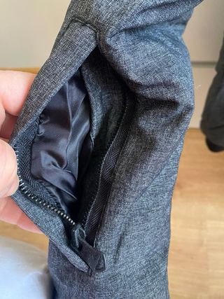 Abrigo gris con capucha