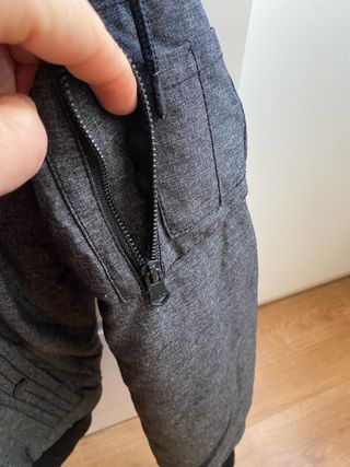 Abrigo gris con capucha