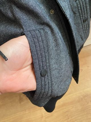 Abrigo gris con capucha