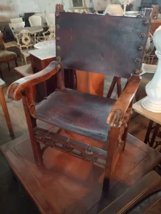 Sillón de madera y cuero