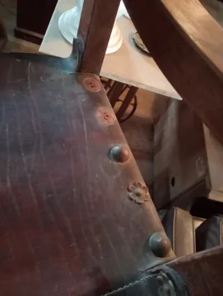 Sillón de madera y cuero