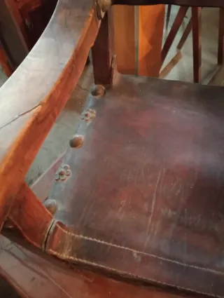 Sillón de madera y cuero