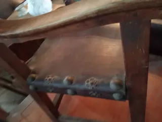 Sillón de madera y cuero
