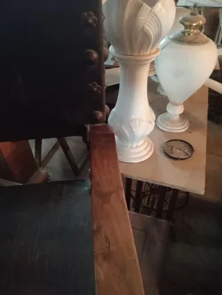 Sillón de madera y cuero