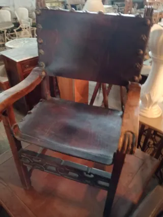 Sillón de madera y cuero