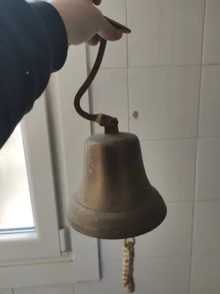 Campana de bronce antigua