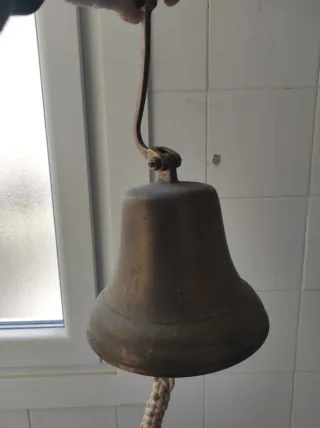 Campana de bronce antigua