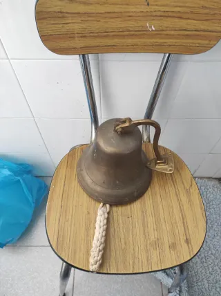 Campana de bronce antigua