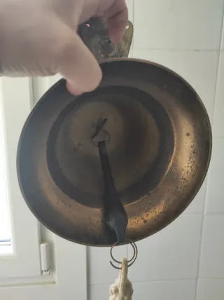 Campana de bronce antigua