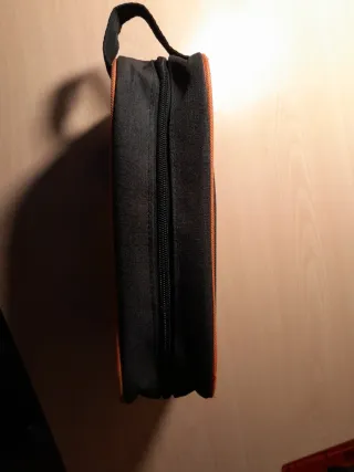 Neceser negro con ribete naranja