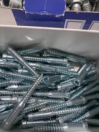 Tornillos y tacos para madera