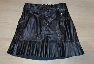 Falda negra de cuero con vuelo