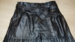 Falda negra de cuero con vuelo