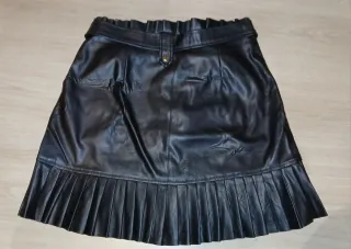 Falda negra de cuero con vuelo